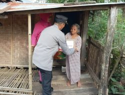 Kapolsek Tompobulu dan Bhayangkari Salurkan Paket Sembako Kepada Masyarakat yang Membutuhkan