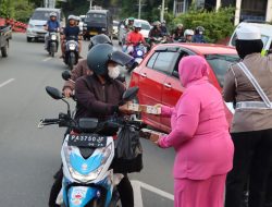 Sat Lantas Polresta Bagikan Takjil, Ada yang Spesial Didalam Kotak yang Dibagikan