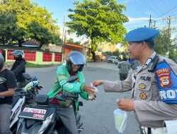 Berbagi di Bulan Ramadhan, Personel Polres Gowa Bagi-Bagi Takjil ke Pengendara