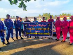 Sat Polairud Polres Sinjai Kembali Bagikan Takjil Gratis Kepada Nelayan dan Warga Pesisir