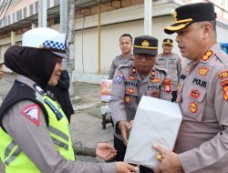 Secara Simbolis, Kapolres Gowa Berikan Paket Lebaran Kepada Personil dan ASN Polres Gowa