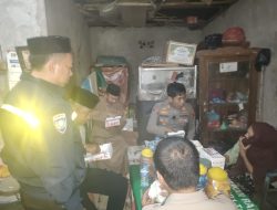 Selain Jaga Kamtibmas, Personel Polsek Bontonompo Berbagi Makanan Sahur Ke Warga