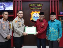 Kapolres Gowa Serahkan Zakat Fitrah ke BAZNAS Gowa