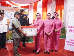 Ketua Daerah Bhayangkari Sulteng Serahkan Bingkisan di Pos Operasi Ketupat Tinombala 2023