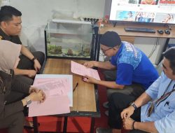 Penyerahan Tersangka Korupsi Penyimpangan Penetapan Harga Jual Pasir Laut Takalar ke Penuntut Umum Kejati Sulsel