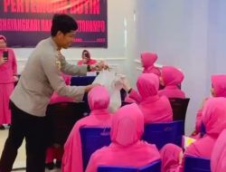 Kapolsek Bontonompo Berbagi Makanan Ringan ke Ibu-Ibu Bhayangkari saat Pertemuan Rutin