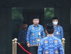 Sekjen Kemendagri Pimpin Upacara Bendera Peringatan Hardiknas di Lingkup Kemendagri