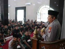 Gelar Sholat Dhuhur Berjamaah Bersama, Kapolda Sulsel dan Danyon Armed 6/105 Kostrad Perkuat Soliditas TNI-Polri