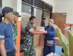 Dukung Program Pemerintah, Anggota Koramil Wlingi Dampingi Penyaluran Bantuan CPP di Wilayah Binaannya