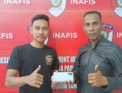 Polisi Kembalikan Handphone yang Hilang di Gerai ATM Kepada Pemiliknya