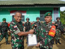 Pangdam XVII/Cend Berikan Penghargaan Kepada Prajurit Satgas Yonif 132/BS*