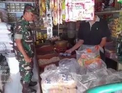 Pastikan Harga Stabil Pasca Lebaran, Babinsa Koramil Gandusari Cek Harga Sembako di Wilayah
