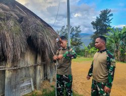 Berikan Penerangan di Honai dan Kantor Gereja, Satgas Yonif 721/Mks Pasang Instalasi Listrik