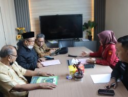 Pelimpahan dan Penahanan Tersangka Terduga Korupsi Dana BOS di Kejaksaan Negeri Kabupaten Bogor