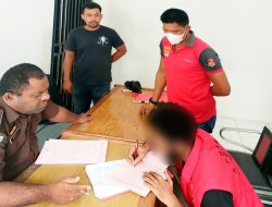 Polsek Abepura Limpahkan Tersangka Penganiayaan Ke Kejaksaan