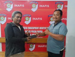 2 Unit Handphone yang Dilaporkan Hilang Diserahkan Unit Reskrim Polsek Muara Tami Kepada Pemiliknya