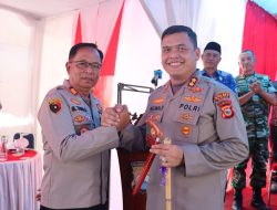 Kunker ke Polsek Parangloe, Kapolres Gowa Terima Cinderamata Tongkat Komando serta Badik dari Kapolsek