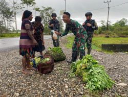Bantu Perekonomian, Satgas Yonif Raider 200/BN Membeli Hasil Kebun Masyarakat