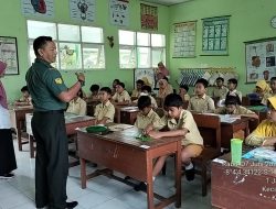 Berikan Wawasan Kebangsaan, Anggota Koramil Srengat Laksanakan Kegiatan Babinsa Masuk Sekolah