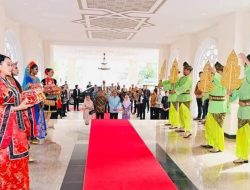 Presiden Jokowi dan Ibu Iriana Disambut PM Malaysia dan Istri di Seri Perdana