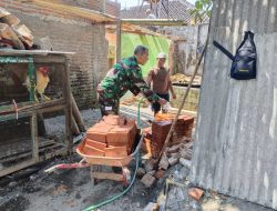 Selalu Hadir di Tengah Masyarakat, Babinsa Koramil Wlingi Bantu Rehab Rumah Warga Binaannya