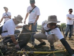 Aksi Bersih Pantai, Pelindo Kumpulkan 1,7 Ton Sampah