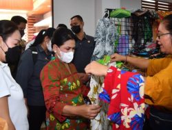 Kunjungi Pasar Sukawati, Ibu Iriana Sapa Warga dan Beli Sejumlah Produk Lokal