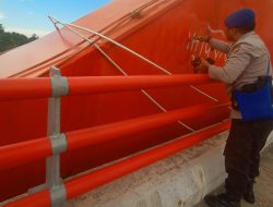 Porsonel Pos Terpadu Jembatan Youtefa Membersihkan Bekas Coretan Disepanjang Jembatan