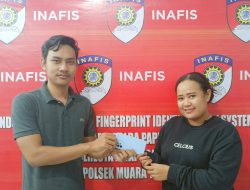 1 Unit Handphone yang Dilaporkan Hilang Diserahkan Unit Reskrim Polsek Muara Tami Kepada Pemiliknya