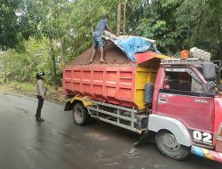 Kapolsek Bontonompo Bersama Personel Terus Imbau Truk Gunakan Penutup Terpal