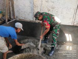 Peduli Warga Kurang Mampu, Babinsa Koramil Gandusari Bantu Perbaiki Rumah Warga Binaannya