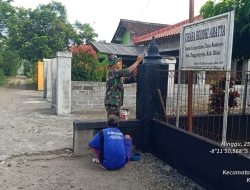 Peduli Kebersihan Tempat Ibadah, Babinsa Koramil Panggungrejo Laksanakan Kerja Bakti Bersihkan Vihara