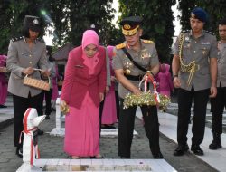 Sambut Hari Bhayangkara ke-77, Kapolda Sulteng Pimpin Ziarah di TMP dan Tabur Bunga di Teluk Palu