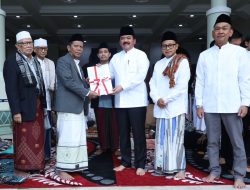 Menteri ATR/Kepala BPN Serahkan Sertipikat Tanah Wakaf pada Momen Iduladha di Kota Malang