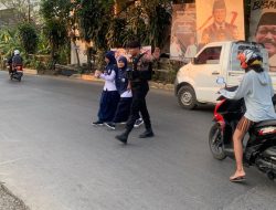 Peduli Keselamatan, Personel Sat Samapta Polres Gowa Bantu Seberangkan Pelajar Saat Jam Pulang Sekolah