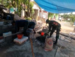 Jalin Kekompakan dan Kebersamaan, Babinsa Koramil Wlingi Bantu Warga Binaannya Buat Pagar Rumah