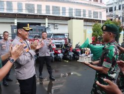 Kapolres Gowa dapat Kue Ulang Tahun dari Divisi Infanteri 3/Kostrad Pakkatto