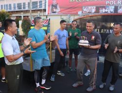 Pangdiv Infanteri 3/Kostrad Pakkatto, Beri Kejutan Kue Ulang Tahun Bhayangkara ke-77 ke Kapolres Gowa