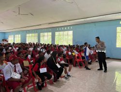 Polisi Berikan Materi di MPLS SMP N4 Abepantai