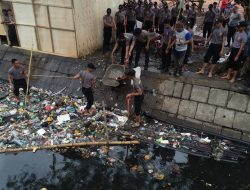 Bentuk Rasa Peduli Terhadap Lingkungan, Jajaran Polda Sulsel Bersihkan Sampah Serentak