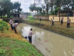 Polri Peduli Lingkungan, Kapolsek Bontonompo bersama Anggota Bersihkan Irigasi