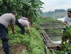 Polsek Somba Opu Bersama Warga Bersihkan Sampah di Bantaran Sungai Jene’berang