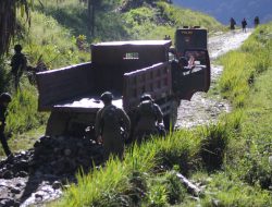 Satgas Mobile Raider 300 Siliwangi dan Satgas Damai Cartenz beserta Seluruh Apkam Perbaiki Jalan di Ilaga Papua