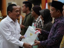 Terima Sertipikat, Hapuskan Rasa Khawatir Warga Desa Pintu Batu akan Kehilangan Tanah Pemakaman