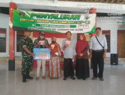 Pastikan Tepat Sasaran, Babinsa Koramil Udanawu Dampingi Penyaluran BLT DD di Wilayah Binaannya