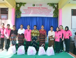 Ketum Bhayangkari Berikan Bantuan Kepada Anak Stunting di Desa Reruwairere