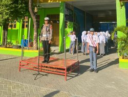 Pimpin Upacara Di SMAN 1 Gowa, Kasat Lantas Polres Gowa Sosialisasikan OPS Zebra 2023