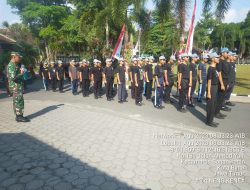 Tanamkan Disiplin di Sekolah, Babinsa Koramil Sananwetan Latih PBB Siswa Siswi SMA Negeri 1   