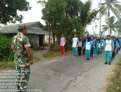 Babinsa Pos Selopuro Koramil 0808/12 Wlingi, Latih Kesiapan Pasukan Pengibar Bendera