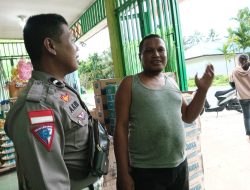 Ajak Pasang Bendera Merah Putih, Bhabinkamtibams Muara Tami Sambangi Warganya